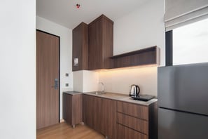 Suite, 1 Queen Bed | Private kitchen