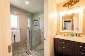 House, Multiple Beds, Patio, Garden View (La Maison du Vin) | Bathroom | Designer toiletries, towels - La Maison du Vin (Paso Robles)