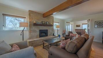 House, Multiple Beds, Fireplace, Garden View (Hidden Acre Vineyard) | Living area