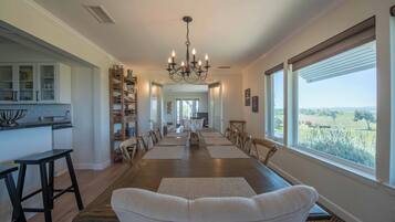 Casa, varias camas, chimenea, vista al jardín (Hidden Acre Vineyard) | Restaurantes