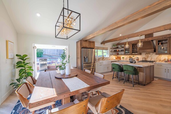 House, Multiple Beds, Fireplace, Garden View (Provence in Paso) | Dining