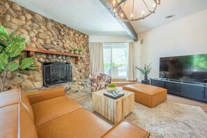 House, Multiple Beds, Hot Tub, Garden View (Olive Ranch House) | Living area