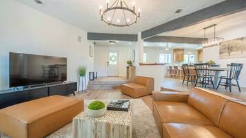 Casa, várias camas, banheira de imersão, vista para o jardim (Olive Ranch House) | Área de estar