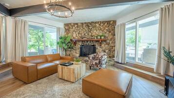 House, Multiple Beds, Hot Tub, Garden View (Olive Ranch House) | Living area