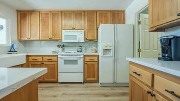 Casa, várias camas, banheira de imersão, vista para o jardim (Olive Ranch House) | Cozinha privada | Cafeteira/chaleira