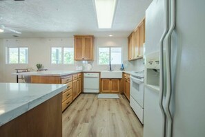 House, Multiple Beds, Hot Tub, Garden View (Olive Ranch House) | Private kitchen