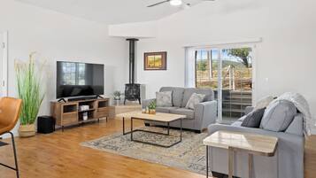 Rumah, Beberapa Tempat Tidur, patio, pemandangan kebun (Mira Vista Guest House) | Area keluarga | Perapian