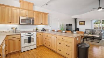 Rumah, Beberapa Tempat Tidur, patio, pemandangan kebun (Mira Vista Guest House) | Dapur pribadi