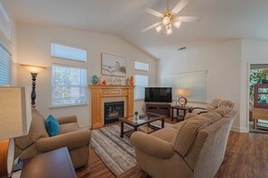 Hus, flere senger, terrasse, hageutsikt (Seabreeze Bungalow) | Oppholdsområde | Peis