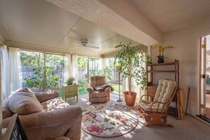 Huis, Meerdere bedden, terras, uitzicht op tuin (Seabreeze Bungalow) | Interieur