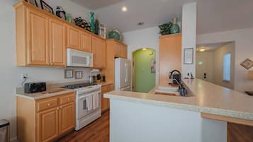 House, Multiple Beds, Patio, Garden View (Seabreeze Bungalow) | Private kitchen
