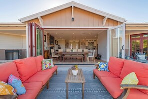 Ferienhaus, Mehrere Betten, Kamin | Speisen im Freien