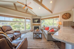 House, Multiple Beds, Patio, Garden View (Moonglow Cottage) | Living area | Fireplace