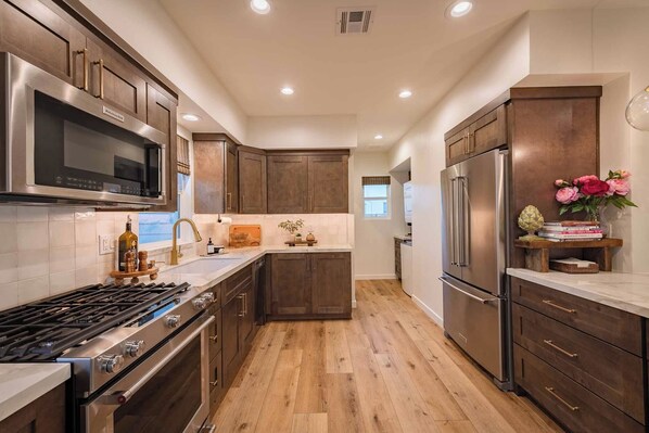 House, 2 Queen Beds, Patio, Garden View (Royal Oak Retreat) | Private kitchen | Coffee/tea maker