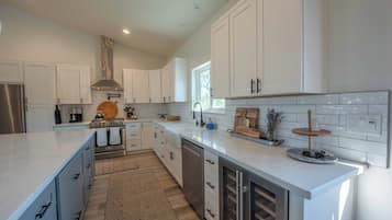 Rumah, Beberapa Tempat Tidur, akses ke kolam renang, pemandangan kolam renang (Memory M'Acres) | Dapur pribadi | Mesin pembuat kopi/teh