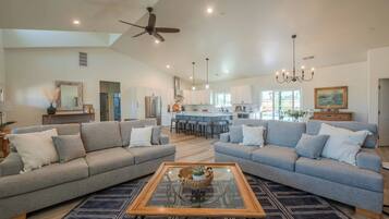 Rumah, Beberapa Tempat Tidur, akses ke kolam renang, pemandangan kolam renang (Memory M'Acres) | Area keluarga | Perapian