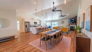 House, Multiple Beds, Patio, Garden View (Blue Moon Escape) | Interior