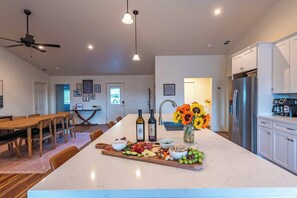 House, Multiple Beds, Patio, Garden View (Blue Moon Escape) | Dining