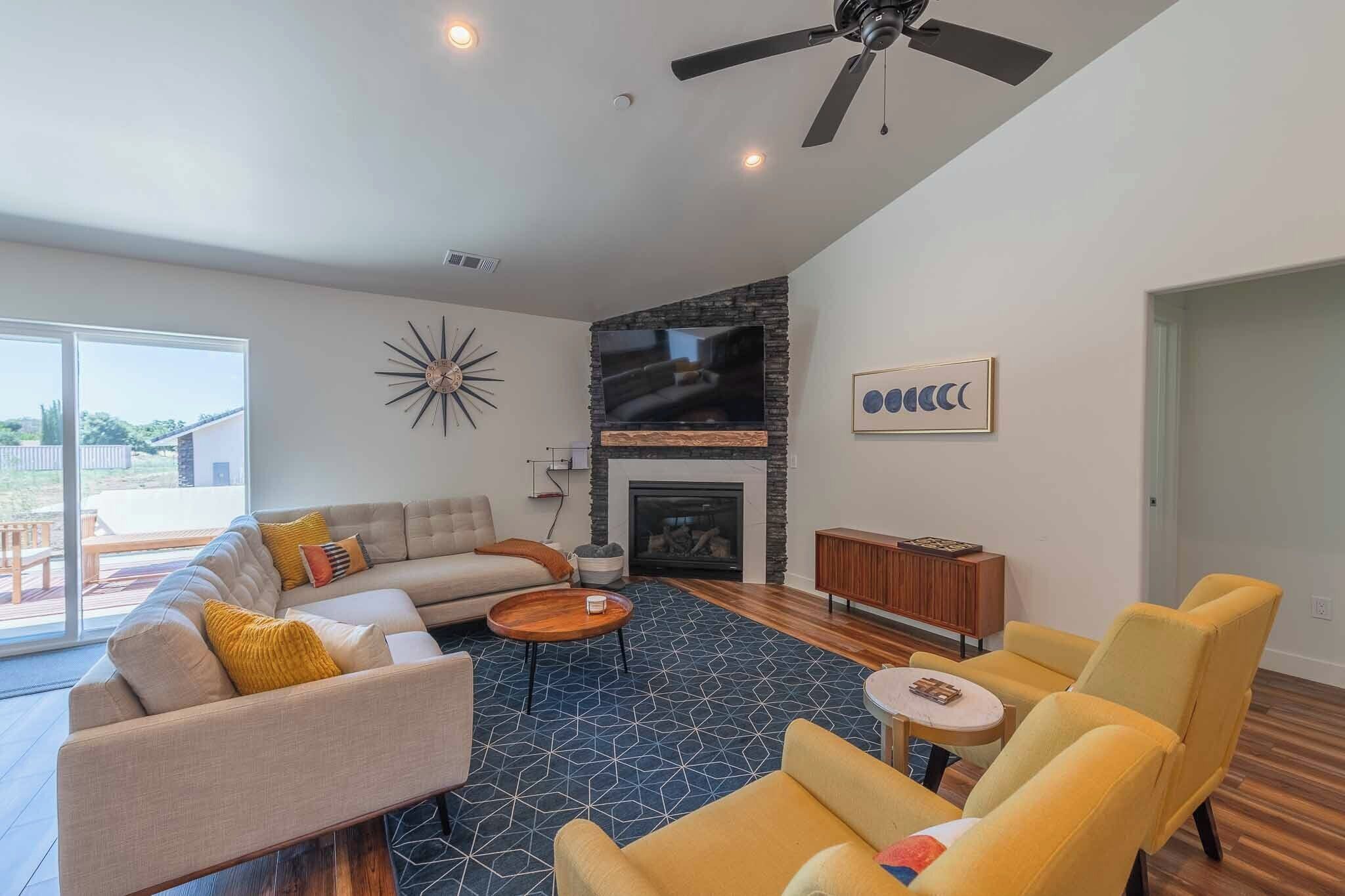 獨棟房屋, 多張床, 庭院, 花園景觀 (Blue Moon Escape) | 起居區 | 壁爐