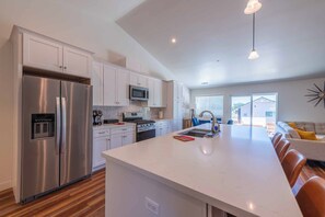 Maison, plusieurs lits, patio, vue jardin (Blue Moon Escape) | Cuisine privée | Cafetière/bouilloire