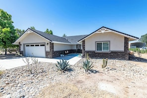 Exterior - Blue Moon Escape (Paso Robles)