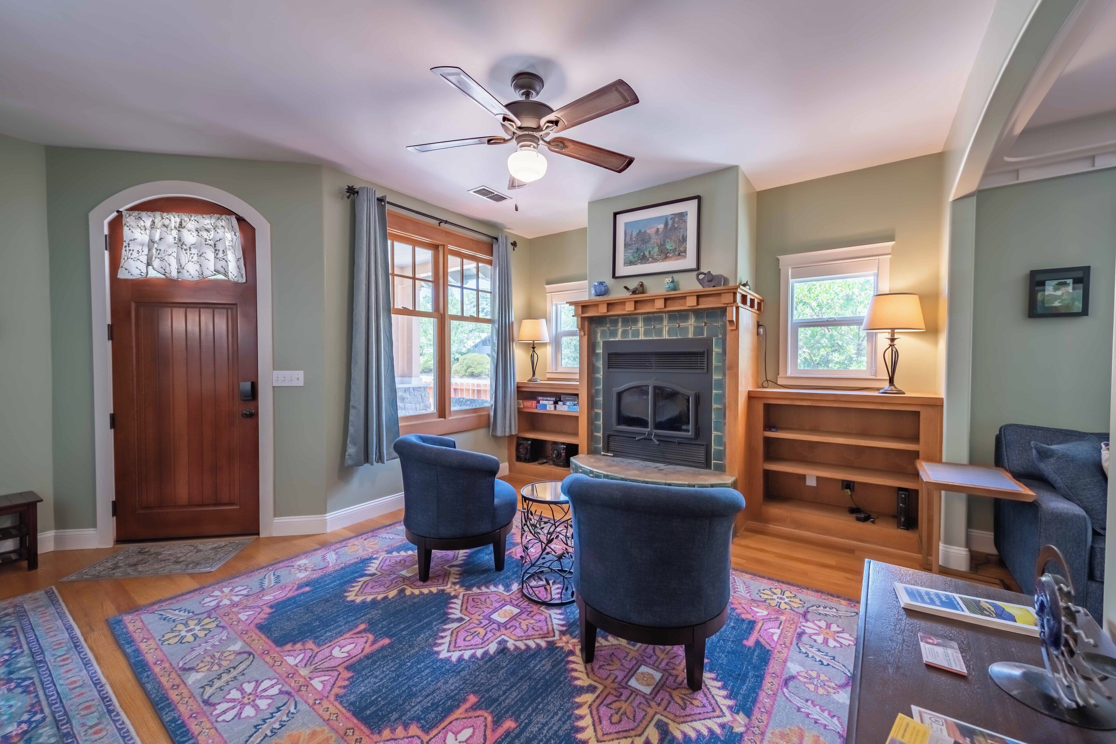 House, 2 Queen Beds, Patio, Garden View (Crafty Oak House) | Living area | Fireplace