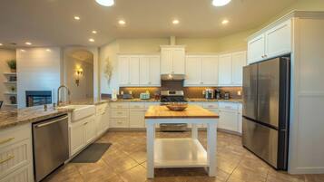 House, Berbilang Katil, Pool Access, Pool View (Blue Oak Oasis @ Lake Naci) | Dapur peribadi