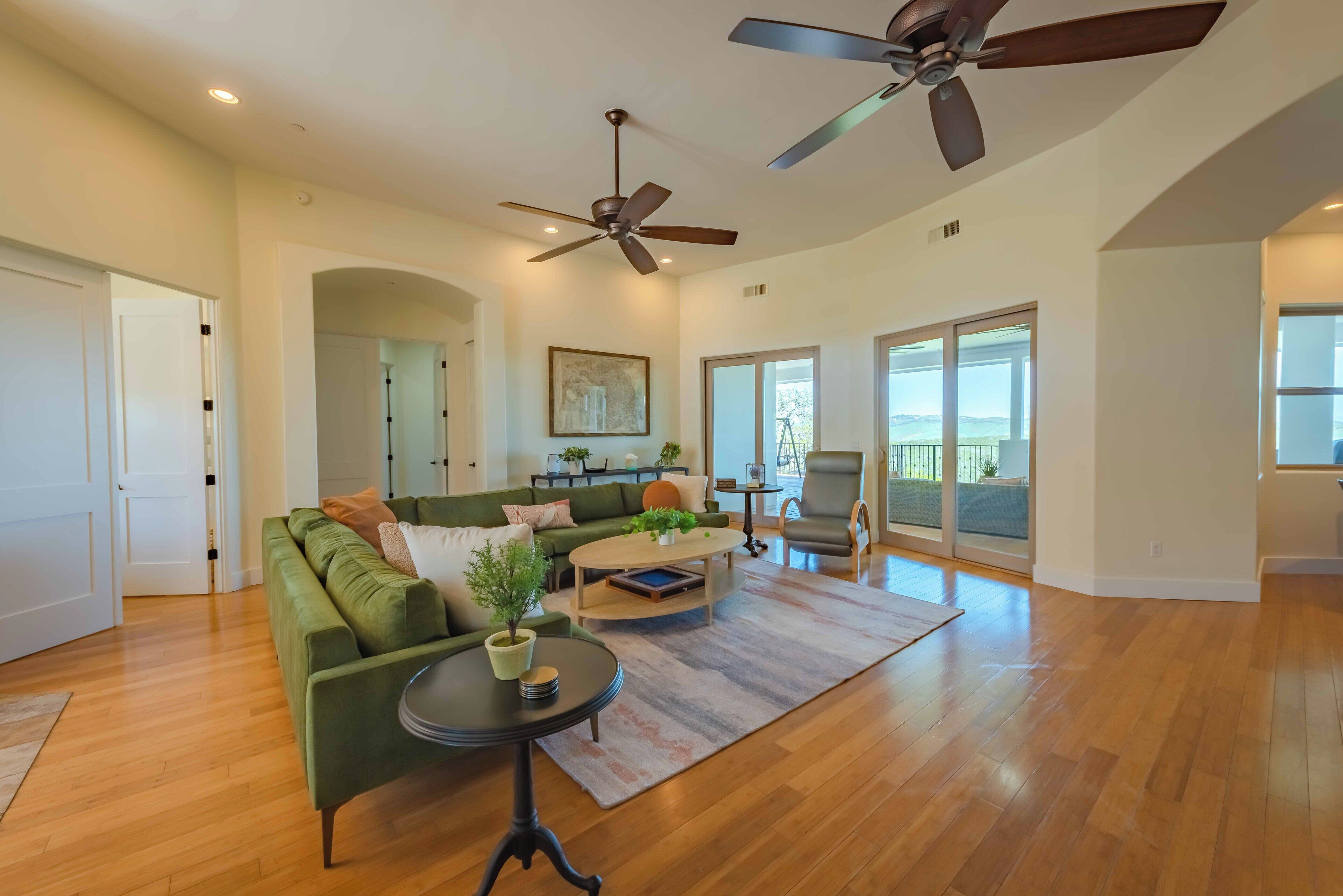 独立别墅, 多张床, 使用泳池, 泳池景观 (Blue Oak Oasis @ Lake Naci) | 起居区 | 壁炉