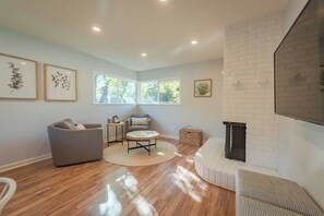 House, Multiple Beds, Patio, Garden View (Lake Park Landing) | Living area | Fireplace - Lake Park Landing (Atascadero)