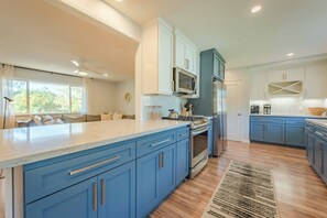 House, Multiple Beds, Patio, Garden View (Lake Park Landing) | Private kitchen | Coffee/tea maker - Lake Park Landing (Atascadero)