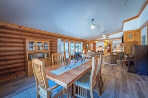 Huis, Meerdere bedden, terras (Oakwood Lodge) | Dineren