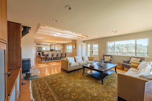 Casa, várias camas, lareira (Heartview House) | Área de estar