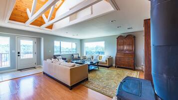 House, Multiple Beds, Fireplace (Heartview House) | Interior