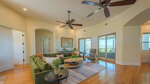 ハウス ベッド (複数台) スパ浴槽 プールビュー (Blue Oak Oasis) | リビング エリア | 暖炉