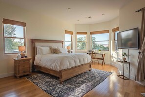 House, Multiple Beds, Hot Tub, Pool View (Blue Oak Oasis) | 6 bedrooms, individually decorated, individually furnished, bed sheets