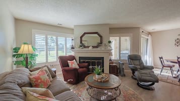 Condo, nhiều giường, sân hiên, quang cảnh sân golf (The Fairways) | Khu phòng khách | Lò sưởi