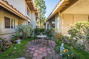 Outdoor dining - The Fairways (Nipomo)