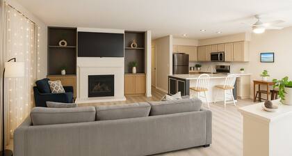 3BR Townhome near Downtown Naperville River Trail Access + EV Charger