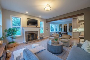 Maison, plusieurs lits, accès piscine, vue piscine (Sycamore Ranch) | Coin séjour | Cheminée