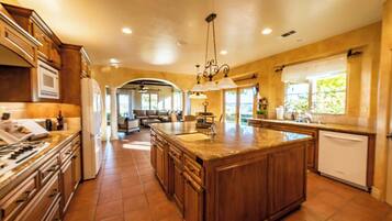 Nhà, nhiều giường, bồn tắm nước nóng, quang cảnh hồ bơi (Paso Palacio) | Bếp riêng