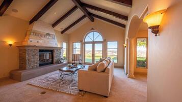 House, Multiple Beds, Hot Tub, Pool View (Paso Palacio) | Living area