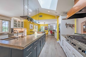 House, Multiple Beds, Hot Tub, Pool View (Paso Paradiso) | Private kitchen