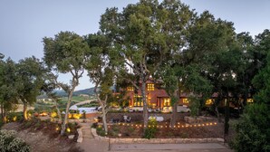 A rustic house with a patio area, surrounded by trees and a view of the countryside. - Paso Paradiso (Paso Robles)