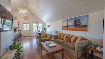 House, Multiple Beds, Kitchen (Red Barn Loft) | Living area