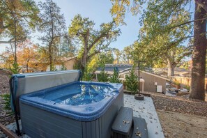 House, Multiple Beds, Hot Tub, Garden View (Casa del Lago) | Outdoor spa tub
