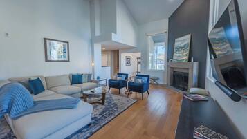 House, Multiple Beds, Hot Tub, Garden View (Casa del Lago) | Living area | Fireplace