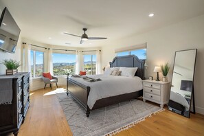 Casa, diversos llits, accés a la piscina, vistes a la piscina (Mira Vista Heights) | 6 dormitoris, decoració individual, mobiliari individual i roba de llit 