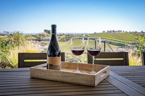 Outdoor dining - Mira Vista Manor (Paso Robles)