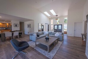 Casa, letti multipli, accesso alla piscina, vista giardino (Hilltop Oasis) | Area soggiorno