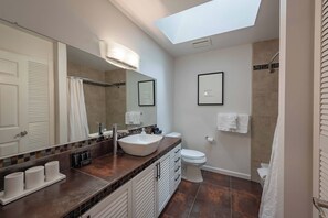 House, Multiple Beds, Pool Access, Garden View (Hilltop Oasis) | Bathroom - Hilltop Oasis (Templeton)